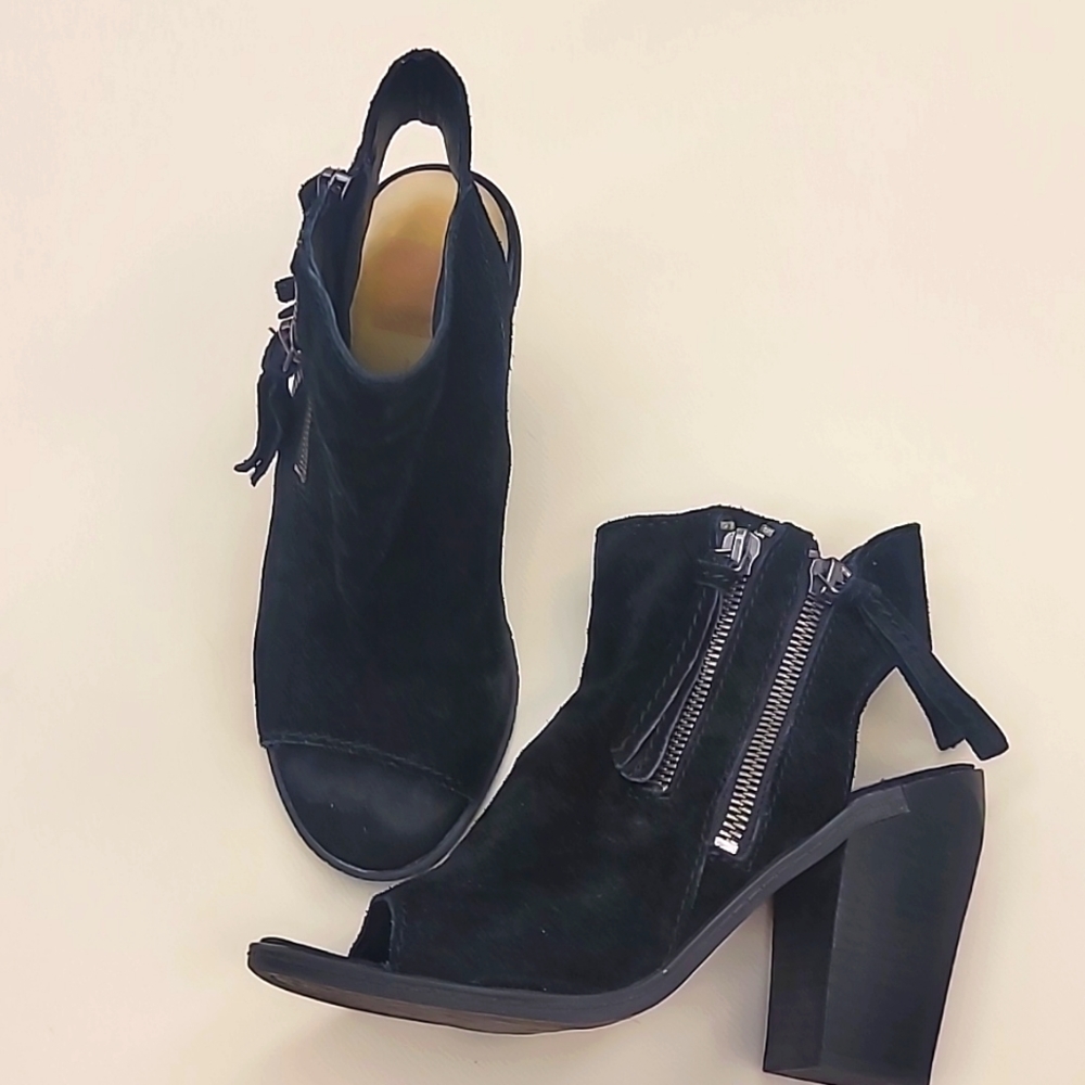Peep toe bootie